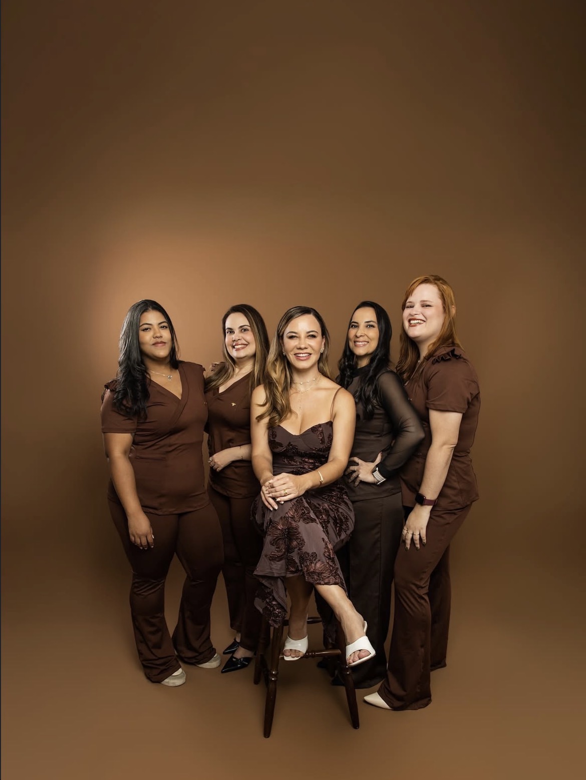 A equipe da DM Corpo Terapia reunida, sorrindo