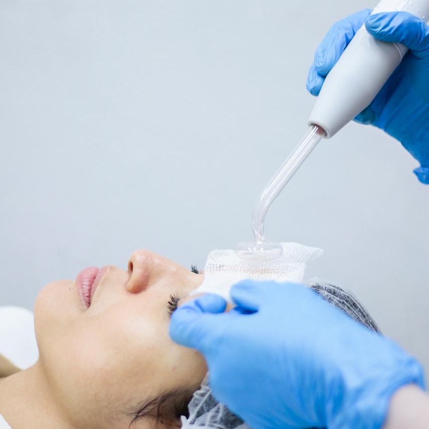 Tratamento facial com equipamento de vidro aplicado sobre gaze